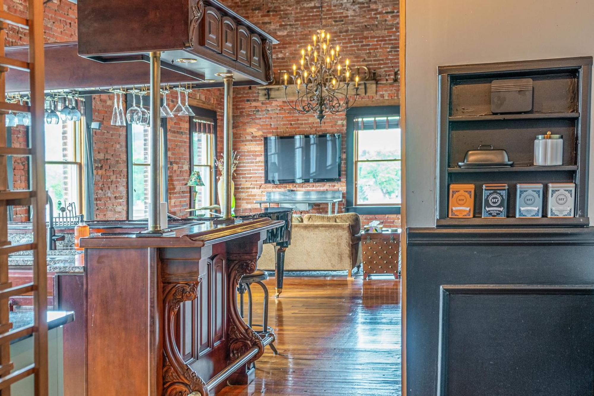 Brick Loft Penthouse On Main Apartment Brevard Luaran gambar