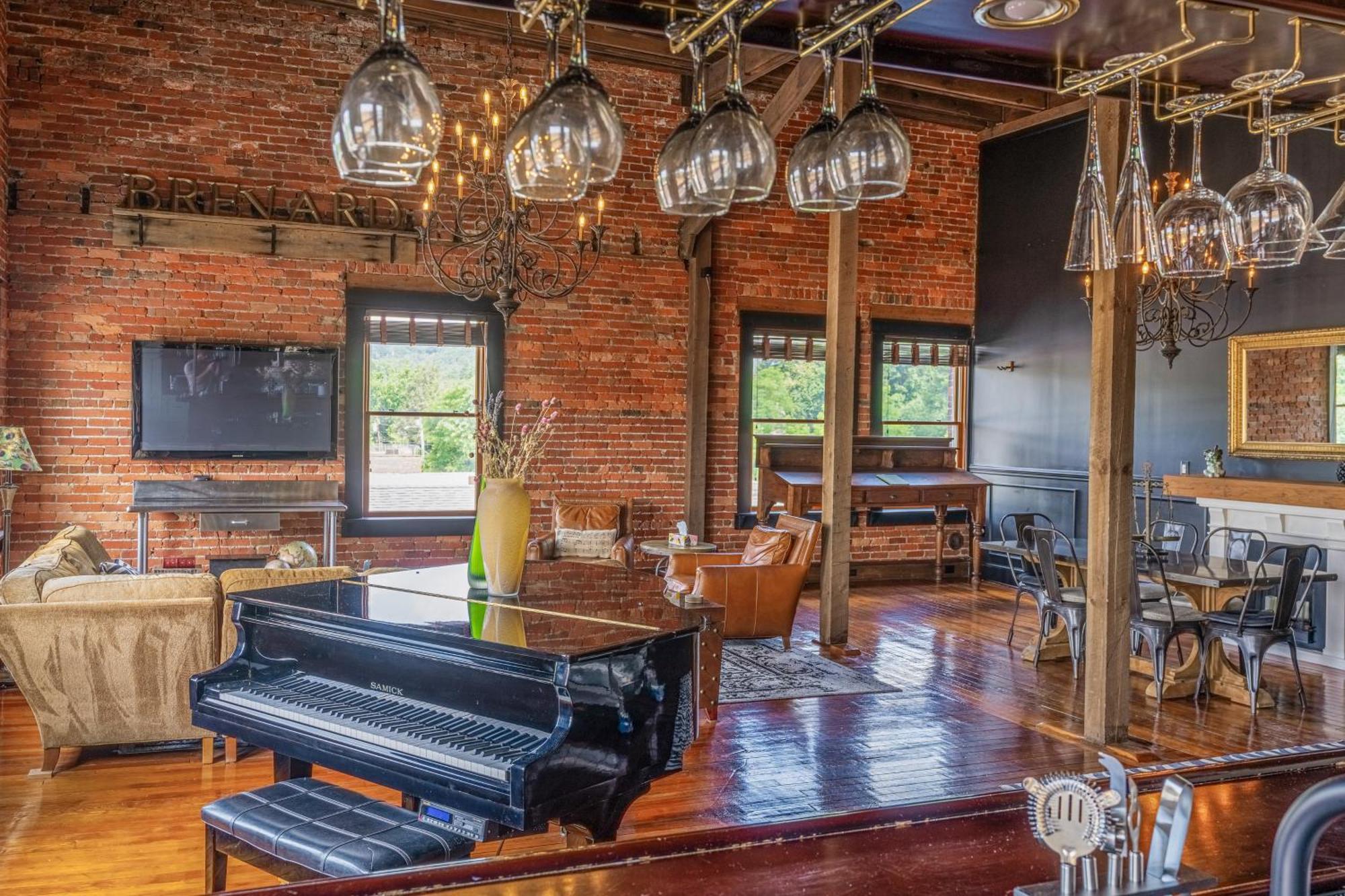 Brick Loft Penthouse On Main Apartment Brevard Luaran gambar