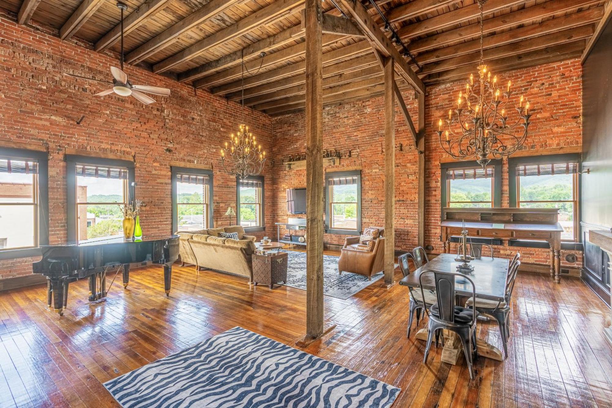 Brick Loft Penthouse On Main Apartment Brevard Luaran gambar