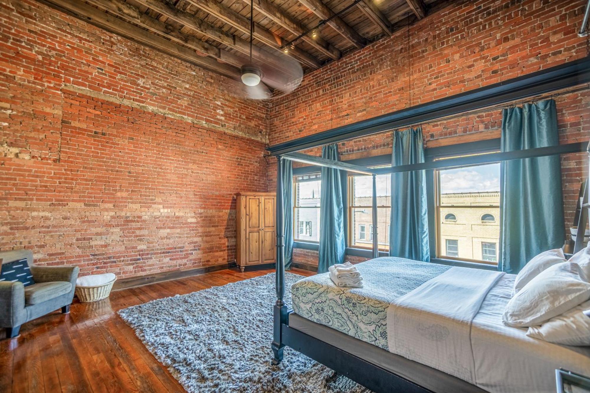 Brick Loft Penthouse On Main Apartment Brevard Luaran gambar