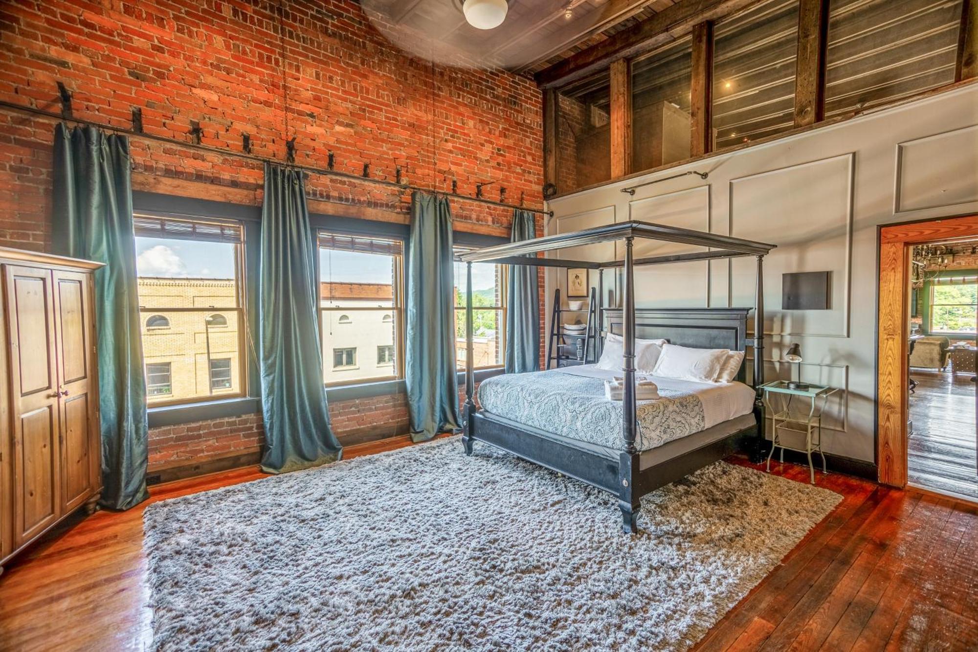 Brick Loft Penthouse On Main Apartment Brevard Luaran gambar